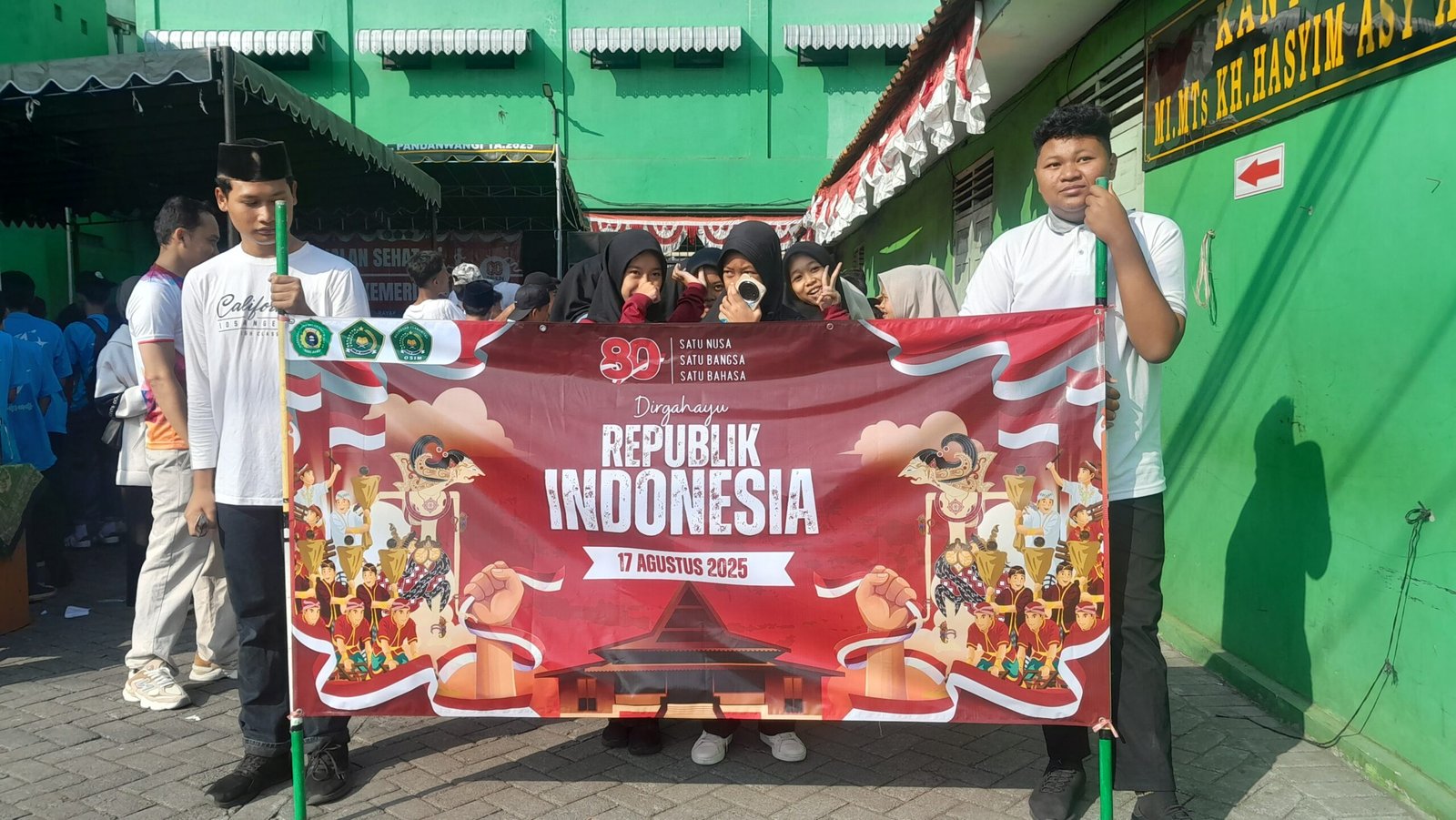 Gerak Jalan Warnai Peringatan HUT RI Ke-80 di MTs Hasyim Asy’ari