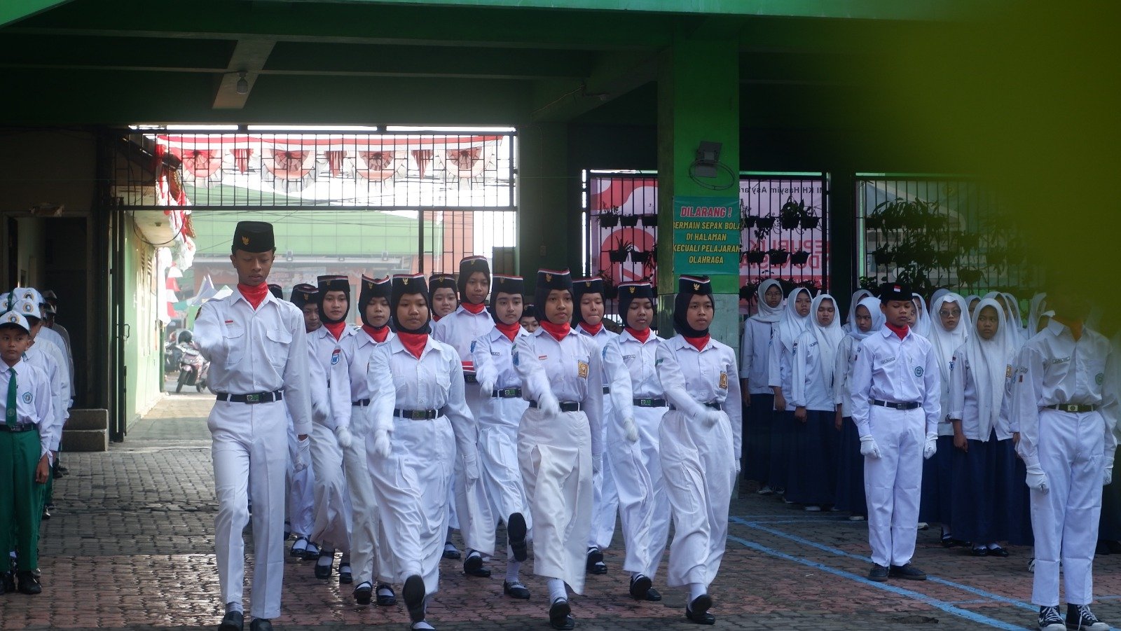 MTs Hasyim Asy’ari Rayakan HUT RI ke-80, Upacara Bendera Berlangsung Khidmat